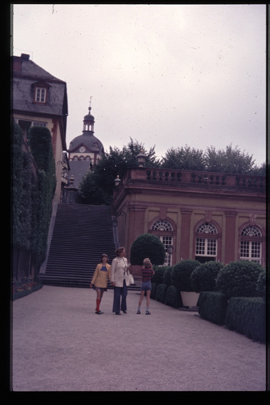 02.Weilburg jul 1975 Mama,Brigitte,Peter.JPG